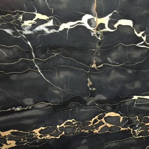 Piedra natural mármol de color negro intenso y con impregnaciones en tonos oro PORTORO